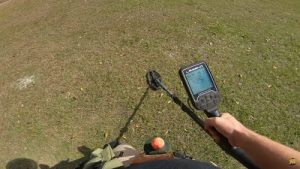 Compétences et techniques utiles pour être efficace en détection 3 Échantillonnage lors de la prospection dans une prairie avec un détecteur de métaux pour trouver des trésors