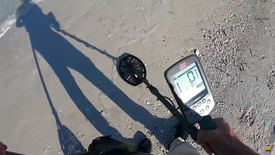 prospection à la plage avec un détecteur de métaux specialisé