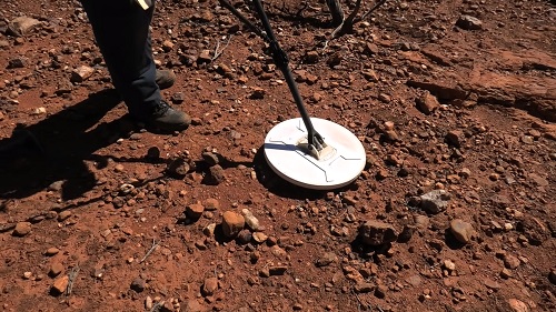 Prospecteur qui cherche de l'or au bord d'un ancien lit de rivière