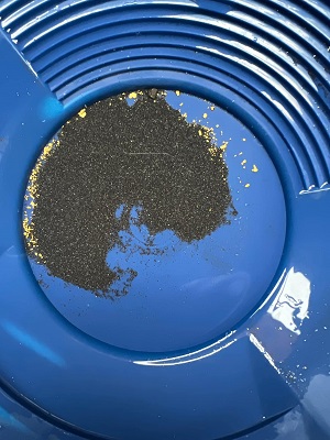 batée d'orpaillage d'un orpailleur ayant trouvé de l'or en Ardèche