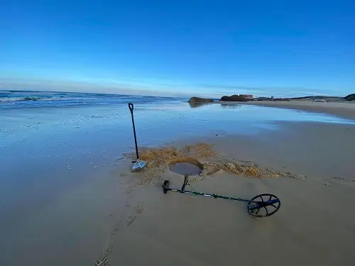 détecteur de métaux Manticore posé sur le sable mouillé d'une plage Atlantique
