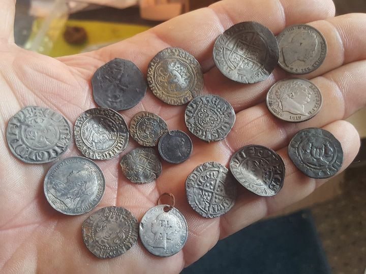 Quelle est la meilleure fréquence à utiliser pour détecter de l'argent ? 3 Détecteur de métaux 18 kHz révélant une monnaie médiévale en argent