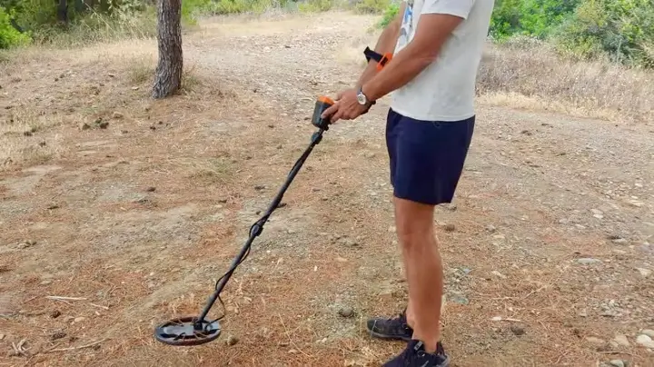 un détectoriste en train d'utiliser un détecteur de métaux VEVOR