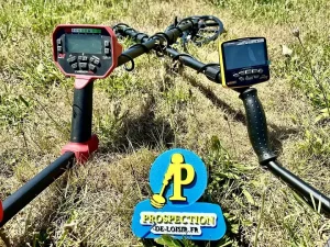 Deux détecteurs de métaux, le Garrett Apex et le Minelab Vanquish 540, utilisés sur le terrain, montrant leur ergonomie en action.