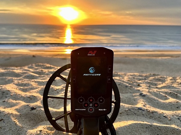 Réglage du Minelab Manticore pour la plage sur sable noir ou mouillé 5 détecteur Manticore en train d'être allumé sur la plage