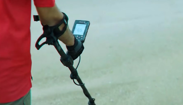 UDM à la plage essayant le Nokta legend 2 à la plage