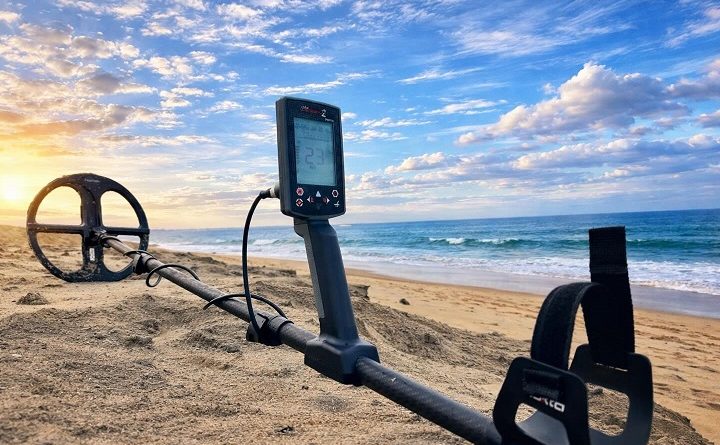 Détecteur de métaux étanche Nokta Legend 2 avec canne télescopique en carbone posé sur la plage