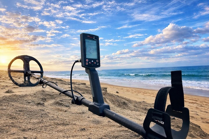 LEGEND 2 : le détecteur le plus puissant de Nokta 6 Détecteur de métaux étanche Nokta Legend 2 avec canne télescopique en carbone posé sur la plage