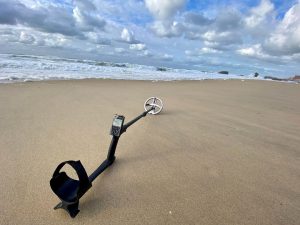 Comment détecter dans un champ minéralisé ? 1 detecteur XP ORX avec disque HF posé sur le sable mouillé minéralisé d'une plage des landes