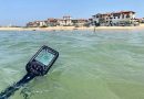 prospecteur avec son detecteur de métaux Nokta Legend au bord de la mer au milieu des vague plage de Capbreton