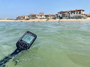 Détection plage : les 11 erreurs à éviter 2 prospecteur avec son detecteur de métaux Nokta Legend au bord de la mer au milieu des vague plage de Capbreton