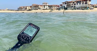 prospecteur avec son detecteur de métaux Nokta Legend au bord de la mer au milieu des vague plage de Capbreton