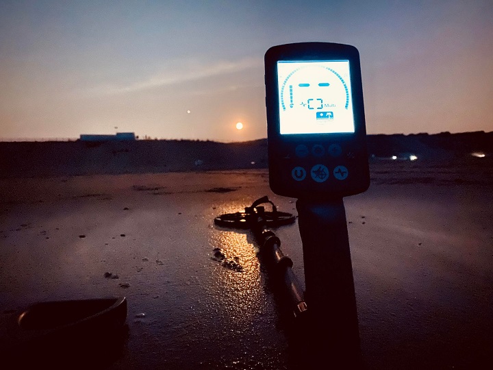 Détection plage : les 11 erreurs à éviter 4 détectoriste qui détecte au couché du soleil sur une plage des landes