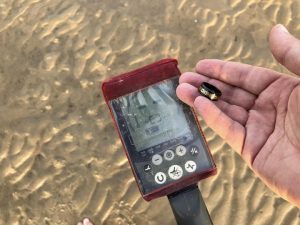 Votre première sortie détection : à quoi s'attendre et comment se préparer ? 3 UDM ayant trouvé un bague en or avec son détecteur de métaux Equinox 800 à la plage