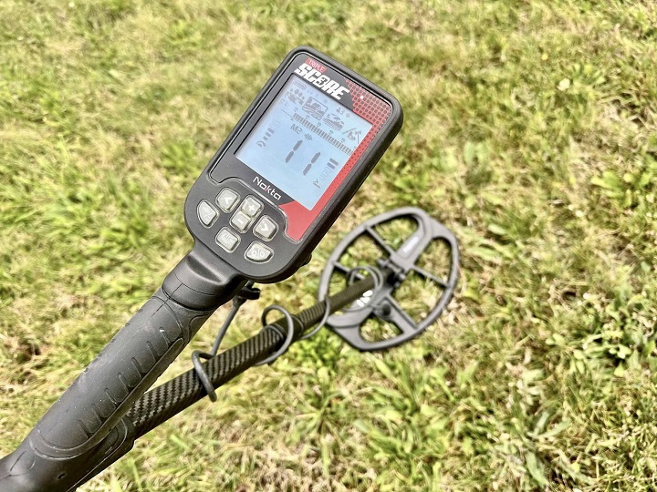 détecteur de métaux Nokta riple Score dans une prairie