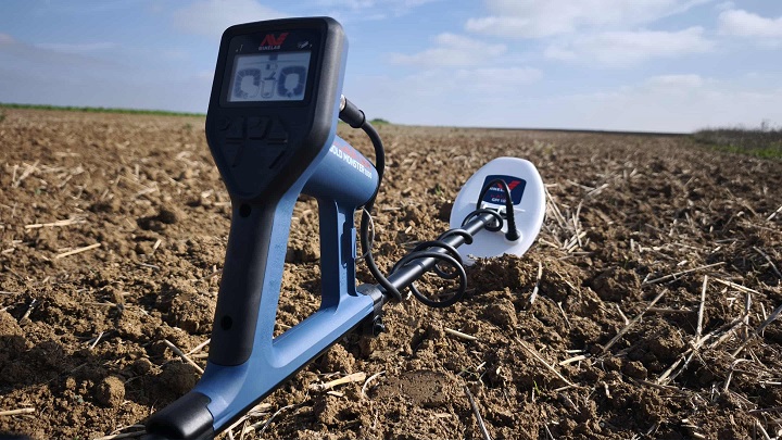 Détecteur de métaux Minelab Gold Monster 1000 entièrement assemblé.