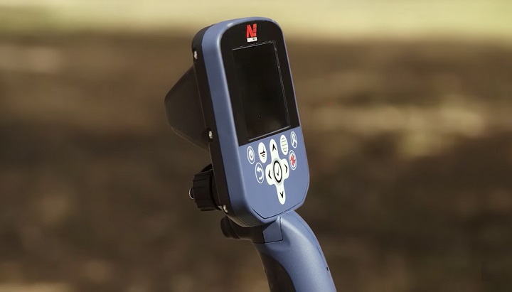 Gros plan sur l'écran LCD couleur du Minelab GPZ 7000 affichant le menu de détection.