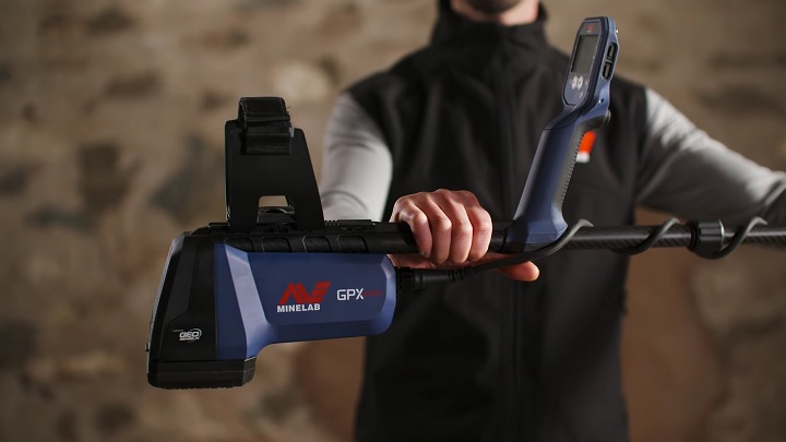 Le détecteur Minelab GPX 6000 replié, montrant sa conception compacte et télescopique pour le transport.