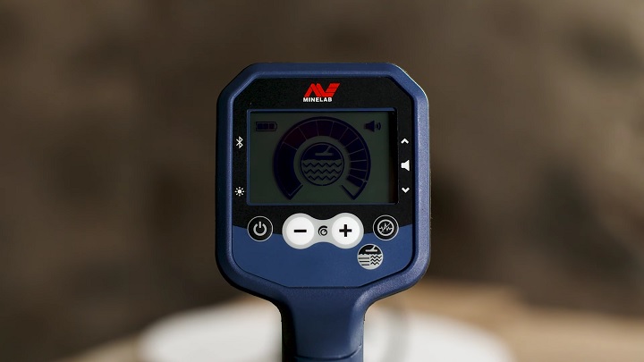 Gros plan sur le boîtier de commande simple du détecteur Minelab GPX 6000 avec ses icônes intuitives.