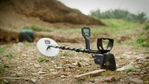 Minelab GPX 6000 : Test et avis de ce détecteur 2 Détecteur d'or Minelab GPX 6000 entièrement déployé dans un milieu désertique.