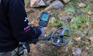 Quel détecteur choisir pour détecter en forêt ? 3 Prospecteur avec un détecteur Nokta Legend 2 en plein test en foret