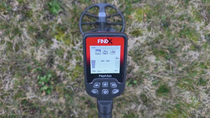 Nokta FindX : Le meilleur détecteur pour commencer 7 présentation de l'écran d'affichage du FindX Nokta rétroéclairé