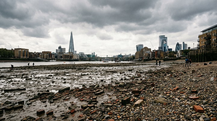 Mudlarking sur la Tamise : ces vestiges de l’histoire londonienne qui refont surface 3 L'estran de la Tamise à marée basse avec la skyline de Londres et The Shard