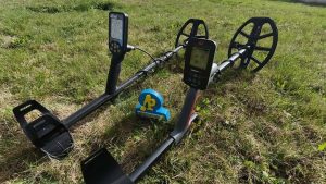 Comparaison des détecteurs de métaux Nokta Score et Minelab Vanquish 540 posés côte à côte avec le logo Prospection de Loisir.