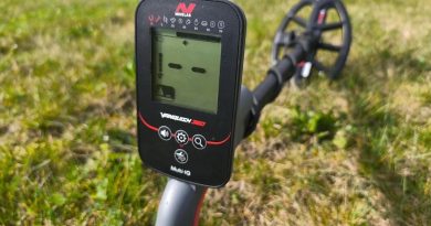 Gros plan sur l'écran LCD et l'interface de contrôle du détecteur de métaux Minelab Vanquish 360.