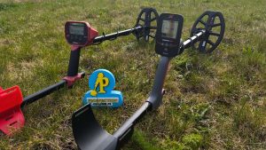 Minelab Vanquish 340 vs Vanquish 360 : Quel détecteur choisir ? 2 Comparatif de deux détecteurs de métaux Minelab Vanquish posés sur l'herbe avec le logo 3D Prospection de Loisir.