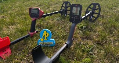 Comparatif de deux détecteurs de métaux Minelab Vanquish posés sur l'herbe avec le logo 3D Prospection de Loisir.