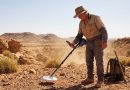 chercheur d'or australien en plein désert avec son détecteur de métaux Minelab