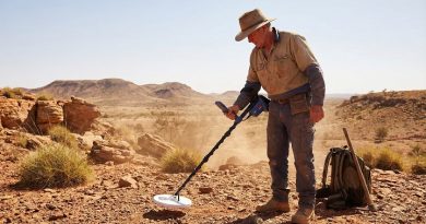 chercheur d'or australien en plein désert avec son détecteur de métaux Minelab