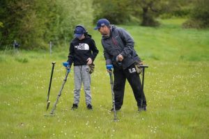 Comment bien détecter en prairie ? 2 un père et sa fille détectent dans une prairie
